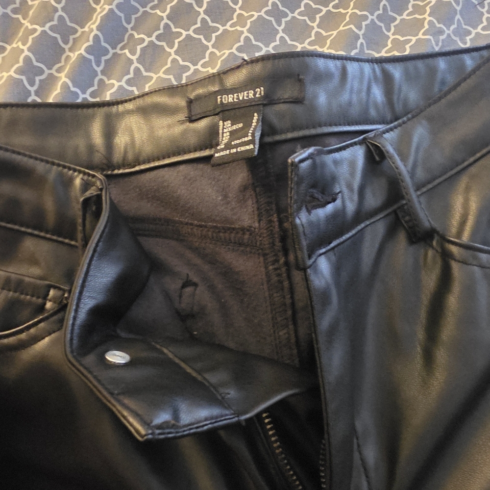 Women's Size L Forever 21 Black Leather Look Pants - Picture 9 of 9